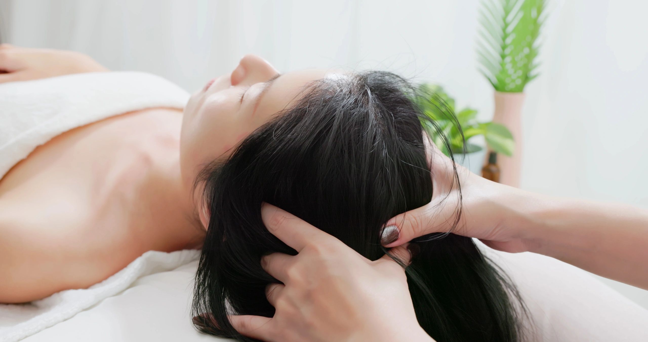 Close-up of a relaxing head massage
